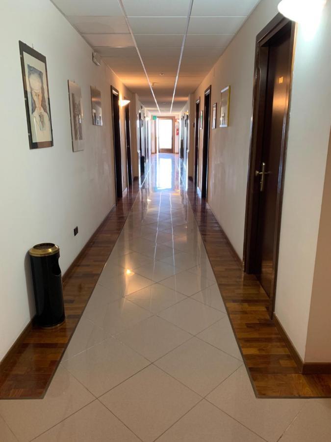 Hotel Tetto Delle Marche - Ristorante Dei Conti ชินโกลิ ภายนอก รูปภาพ