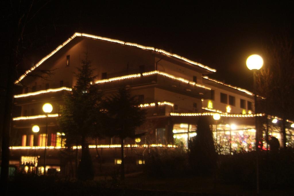 Hotel Tetto Delle Marche - Ristorante Dei Conti ชินโกลิ ภายนอก รูปภาพ