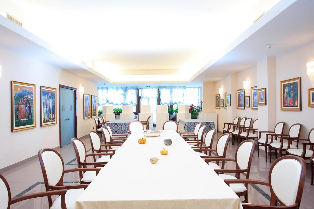 Hotel Tetto Delle Marche - Ristorante Dei Conti ชินโกลิ ภายนอก รูปภาพ