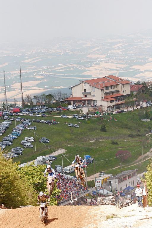 Hotel Tetto Delle Marche - Ristorante Dei Conti ชินโกลิ ภายนอก รูปภาพ