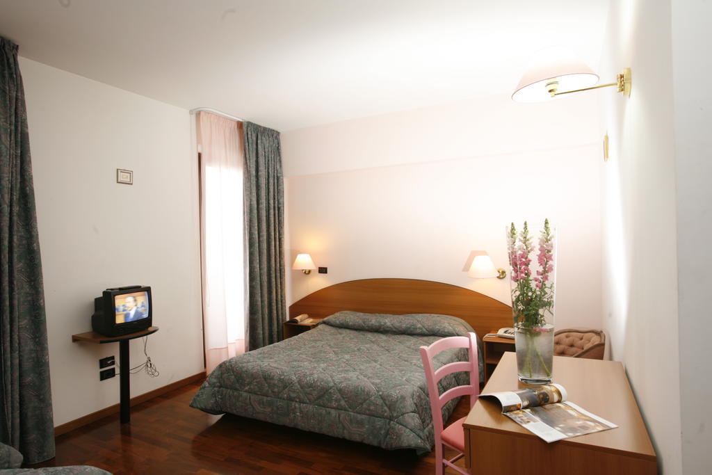 Hotel Tetto Delle Marche - Ristorante Dei Conti ชินโกลิ ห้อง รูปภาพ